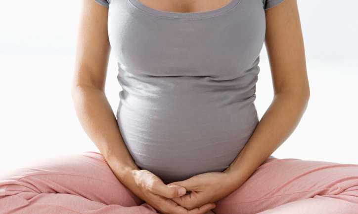 почему течет молозиво во время беременности
